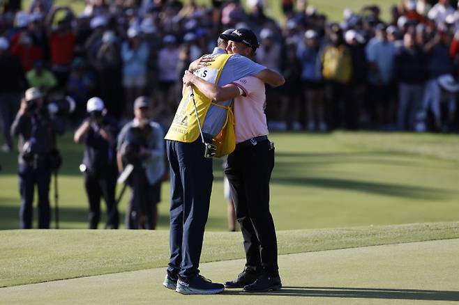 “고마워요 매케이” 저스틴 토머스(오른쪽)가 23일 PGA 챔피언십에서 우승을 확정한 뒤 캐디 짐 매케이를 껴안고 있다. 털사 | EPA연합뉴스