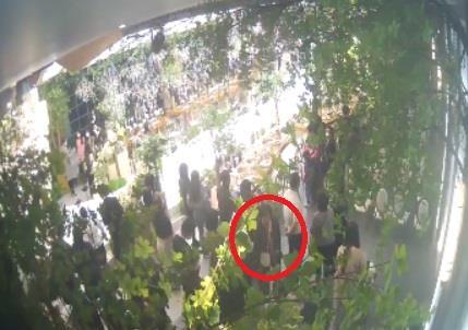 50대 여성 A씨가 결혼식장에서 금품을 훔치는 장면이 CCTV에 담겼다. 독자제공 연합뉴스