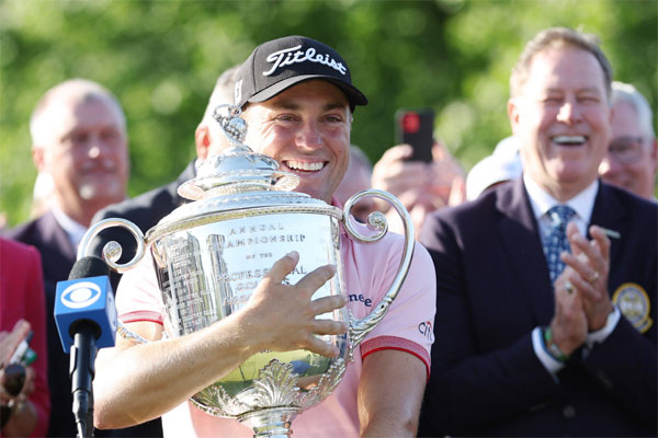 저스틴 토머스가 23일 PGA 챔피언십 우승컵인 워너메이커를 안고 기뻐하고 있다.  [AFP = 연합뉴스]