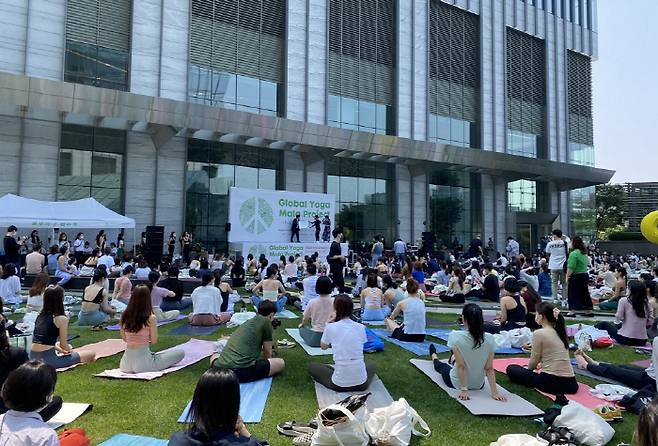 21일 서울 여의도 IFC서울 잔디광장에서 진행된 '2022 제15회 글로벌 요가말라 프로젝트' 현장. [이하린 기자]