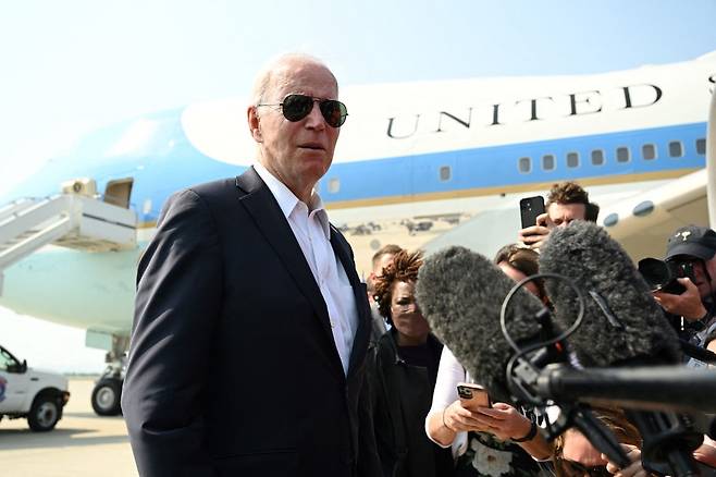조 바이든 미국 대통령이 22일 평택 공군 오산기지에서 대통령 전용기 에어포스원에 탑승하기 전 기자들을 만나 인터뷰를 하고 있다./AFPBBNews=뉴스1