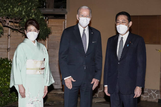 조 바이든 미국 대통령(가운데)과 기시다 후미오 일본 총리(오른쪽)가 23일 일본식 정원이 딸린 고급 일식집 도쿄 핫포엔에서 만찬을 함께 했다. 만찬에 앞서 바이든 대통령이 기시다 총리와 그의 부인인 기시다 유코 여사(왼쪽)와 기념 촬영하고 있다./AFPBBNews=뉴스1