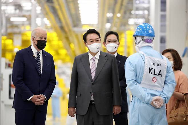 취임 후 한국을 첫 방문한 조 바이든 미국 대통령이 윤석열 대통령과 20일 오후 경기도 평택시 삼성전자 반도체공장을 방문, 이재용 부회장의 안내를 받으며 공장을 시찰하고 있다. [연합]