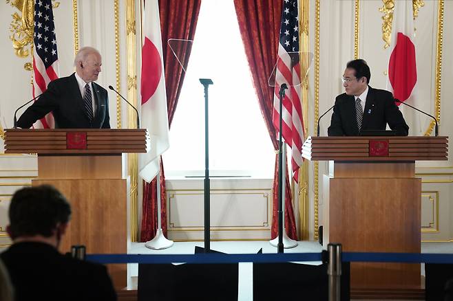 조 바이든 미국 대통령과 기시다 후미오 일본 총리가 23일 도쿄에서 정상회담 뒤 가진 기자회견에서 서로를 바라보고 있다. [AP]