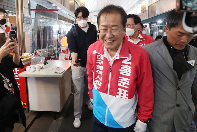 6·1 지방선거 공식 선거운동 첫날인 19일 국민의힘 홍준표 대구시장 후보가 대구 수성구 신매시장을 찾아 시민들에게 지지를 호소하고 있다. [연합]