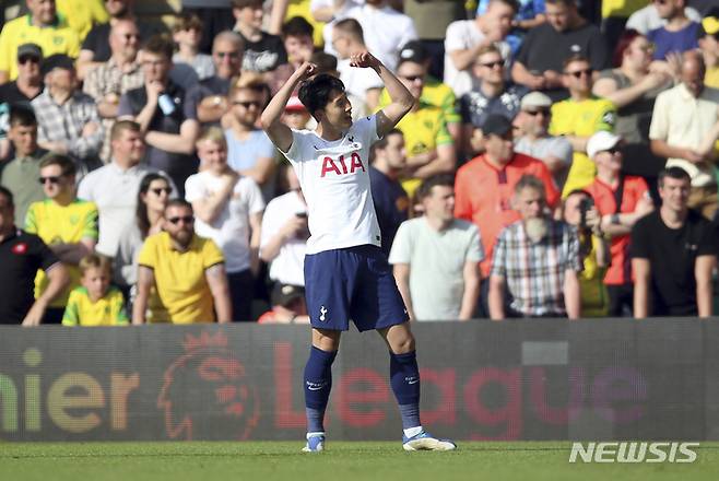 [노리치=AP/뉴시스] 토트넘 홋스퍼의 손흥민이 22일(현지시간) 영국 노리치의 캐로 로드에서 열린 노리치 시티와의 2021-22시즌 잉글랜드 프리미어리그(EPL) 최종 38라운드 후반 25분 팀의 네 번째 골(22호)을 넣고 기뻐하고 있다. 손흥민은 5분 뒤 환상적인 골(23호)로 멀티 골을 기록하며 팀의 5-0 대승에 기여했고 모하메드 살라(리버풀)와 공동으로 득점왕에 등극했다. 토트넘은 리그 4위로 다음 시즌 유럽축구연맹(UEFA) 챔피언스리그 티켓을 따냈다. 2022.05.23.
