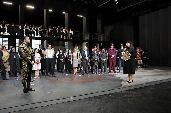 [서울=뉴시스]지난 22일(현지시간) 독일 쾰른 오페라 극장에서 열린 베이스 바리톤 사무엘 윤의 '궁정가수(KS)' 수여식. (사진=아트앤아티스트 제공) 2022.05.23. photo@newsis.com  *재판매 및 DB 금지