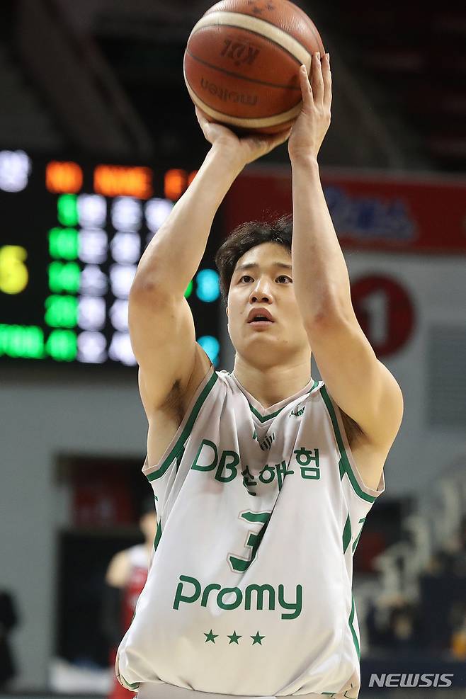 [안양=뉴시스] 백동현 기자 = 17일 오후 경기 안양실내체육관에서 열린 2021-2022 KGC 정관장 프로농구 안양 KGC 인삼공사와 원주 DB 프로미의 경기 1쿼터, DB 허웅이 자유투하고 있다. 2022.03.17. livertrent@newsis.com