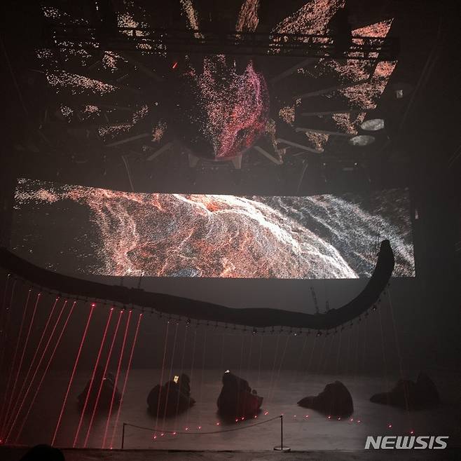 [서울=뉴시스]‘2022 파라다이스 아트랩 페스티벌’의 선정작 ‘Organotopia‘을 관객들이 빈백에 누워서 감상하고 있다. (제공=파라다이스문화재단)