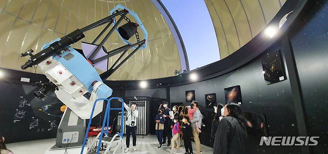 [광주=뉴시스] 국립광주과학관은 6월 야간천체관측 프로그램 '별빛학교'와 '밤하늘 관측대장' 참가자를 24일부터 모집한다고 23일 밝혔다. (사진=국립광주과학관 제공). photo@newsis.com *재판매 및 DB 금지