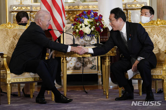 [도쿄=AP/뉴시스] 조 바이든(왼쪽) 미국 대통령이 23일 일본 도쿄의 모토아카사카 영비관에서 기시다 후미오 일본 총리와 양자 회담에 앞서 악수하고 있다. 2022.05.23.