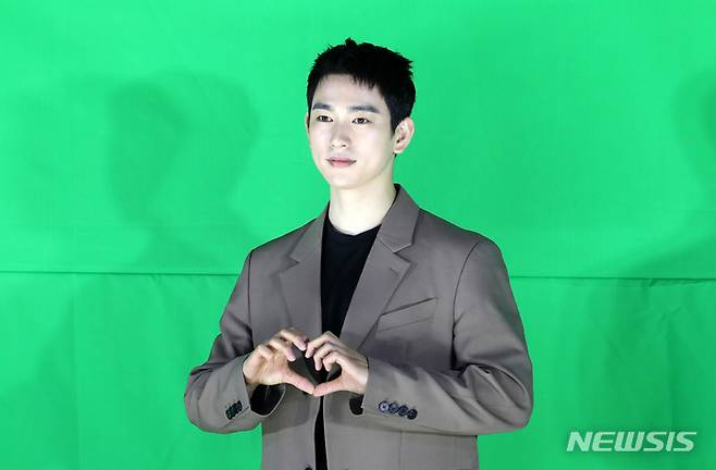 [서울=뉴시스] 박진희 기자 = 갓세븐(GOT7) 진영이 23일 서울 강남구 보코호텔에서 새 미니앨범 'GOT7' 발매 기념 기자간담회를 하고 있다. 2022.05.23. pak7130@newsis.com