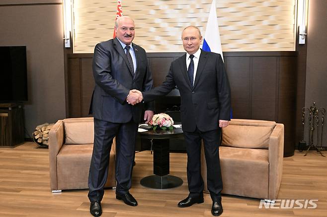 [소치=AP/뉴시스] 블라디미르 푸틴 러시아 대통령(오른쪽)과 알렉산드르 루카셴코 벨라루스 대통령이 23일(현지시간) 러시아의 흑해 휴양도시 소치에 있는 보차로프 루체이 별장에서 만나 회담 전 악수하고 있다. 2022.05.23.