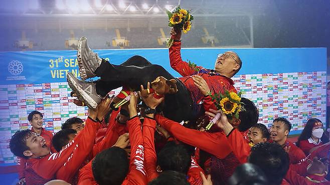 베트남 선수들의 헹가래 받는 박항서 감독.