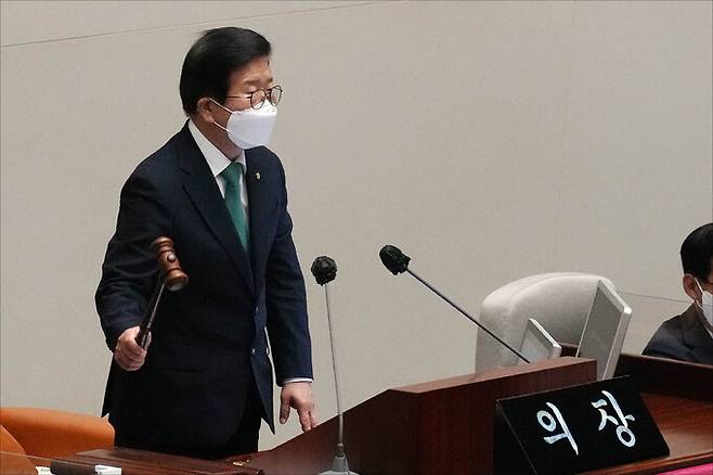 박병석 국회의장이 지난 20일 오후 서울 여의도 국회에서 열린 국회 본회의에서 의사봉을 두드리고 있다. 뉴시스