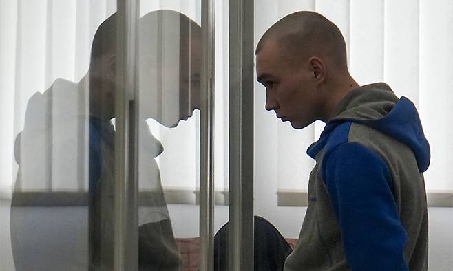 지난 19일(현지시간) 우크라이나 키이우에서 러시아군 하사 바딤 시시마린이 법정에 서 있다. 키이우=AP뉴시스