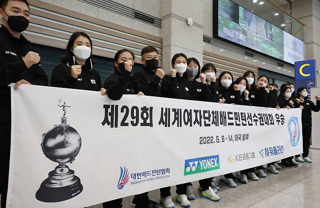 The Korean women's badminton team, who won the World Women's Team Badminton Championship (Uber Cup) for the first time in two years, is taking a commemorative photo in front of reporters after returning home from Incheon International Airport on the morning of the 23rd.  2022.5.23 Yonhap News