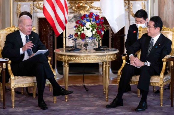 조 바이든(왼쪽) 미국 대통령과 기사다 후미오 일본 총리가 23일 도쿄 아카사카궁에서 회담을 하고 있다. 도쿄 AFP 연합뉴스