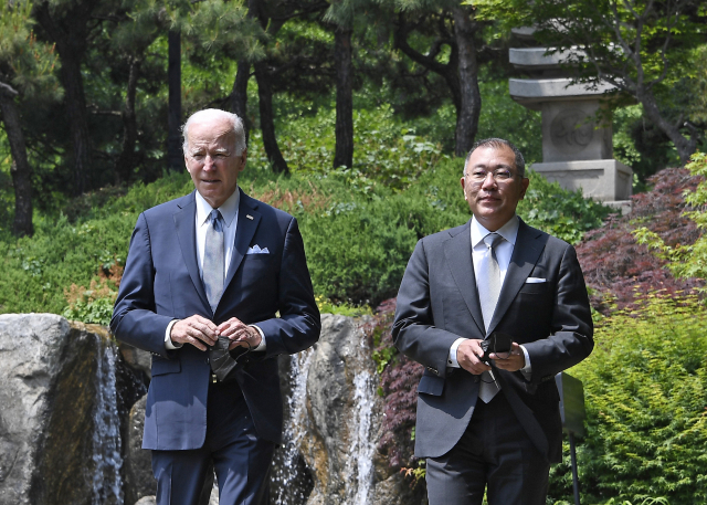 정의선(오른쪽) 현대자동차그룹 회장과 조 바이든 미국 대통령이 22일 오전 서울 그랜드하얏트호텔에서 환담 후 공동 발표회를 위해 나서고 있다. 사진 제공=현대차그룹