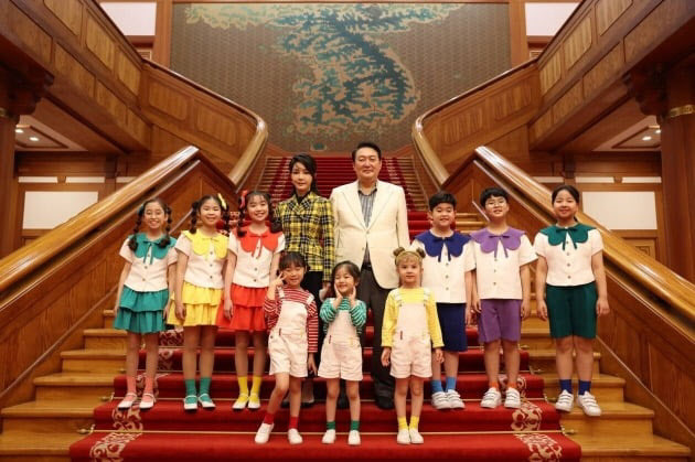 윤석열 대통령과 부인 김건희 여사가 지난 22일 오후 서울 종로구 청와대 본관에서 청와대 개방 특집 KBS 열린음악회에 출연한 합창단 어린이들과 기념촬영하고 있다.(사진=대통령실 제공, 뉴스1)