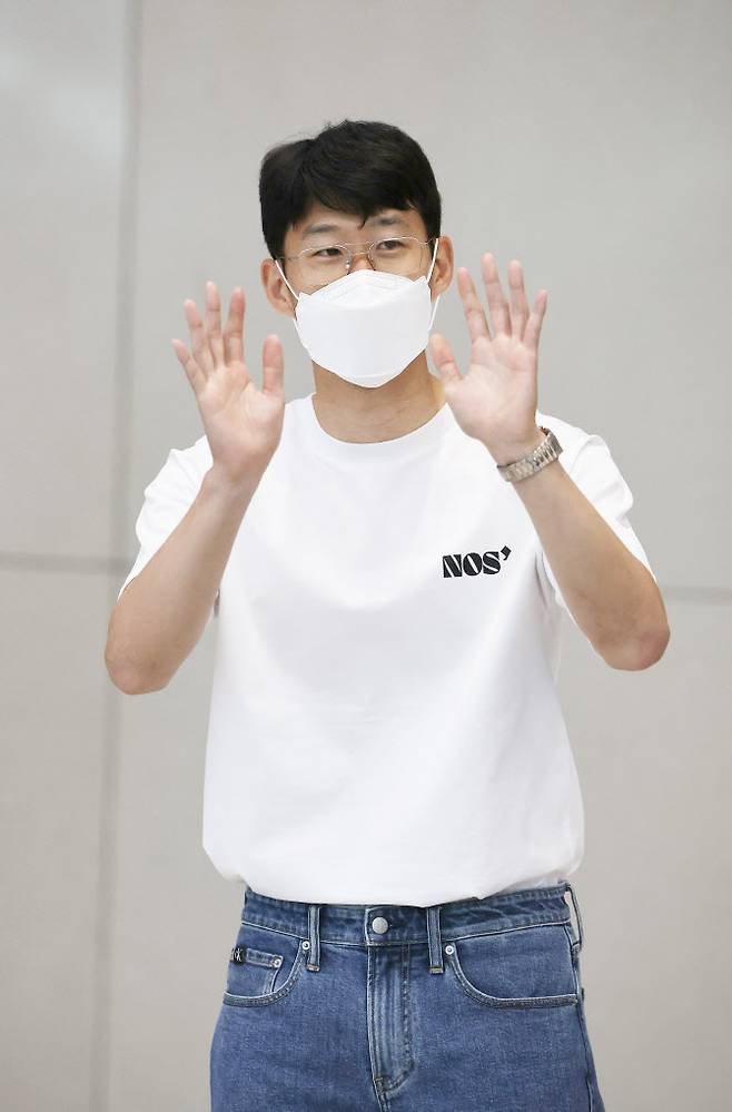 2021~22 시즌 잉글랜드 프리미어리그(EPL) 득점왕을 차지한 토트넘 홋스퍼의 손흥민이 24일 오후 인천국제공항 제2여객터미널을 통해 귀국하며 손을 흔들어 인사하고 있다. 사진=-연합뉴스