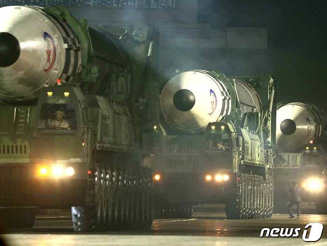 (평양 노동신문=뉴스1) = 북한 대륙간탄도미사일(ICBM) '화성-17형'.  [국내에서만 사용가능. 재배포 금지. DB 금지. For Use Only in the Republic of Korea. Redistribution Prohibited] rodongphoto@news1.kr