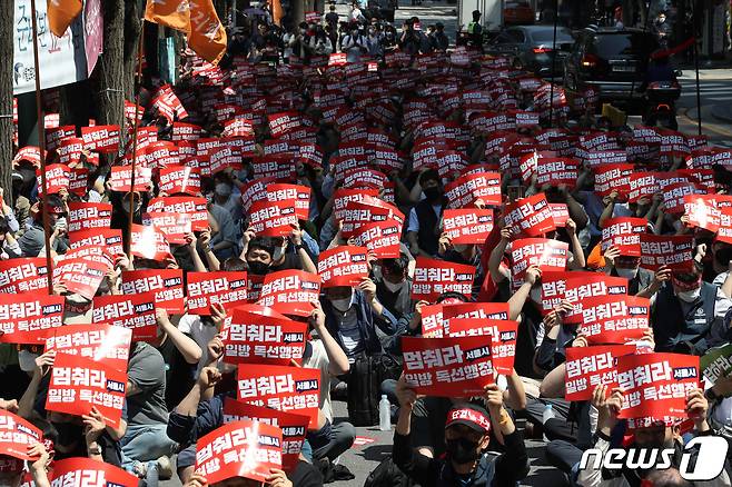 서울교통공사노동조합원들이 24일 오전 서울시청 인근에서 서울지하철 노동자 총력투쟁 결의대회를 열고 서울시의 일방적인 지하철 심야운행 연장 중단과 현장인력 충원 등을 촉구하고 있다. 2022.5.24/뉴스1 © News1 이광호 기자