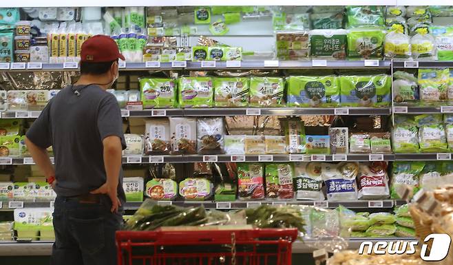 24일 한 대형마트의 식료품 매장 모습. /뉴스1 © News1 송원영 기자