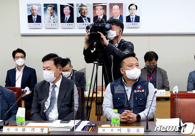 류기정 한국경영자총협회 전무(왼쪽)와 근로자위원인 이동호 한국노총 사무총장이 17일 오후 정부세종청사에서 열린 최저임금위원회 제2차 전원회의에서 회의 시작을 기다리고 있다. 2022.5.17/뉴스1 © News1 김기남 기자