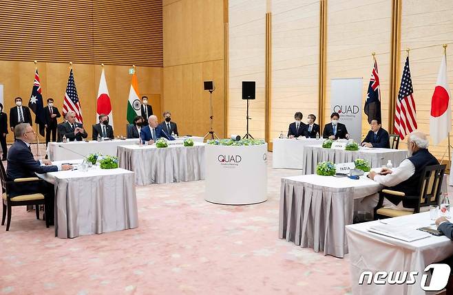 조 바이든 미국 대통령과 기시다 후미오 일본 총리, 나렌드라 모디 인도 총리, 앤서니 앨버니지 호주 총리가 24일(현지시간) 도쿄 총리 관저에서 쿼드 정상회의를 하고 있다. © AFP=뉴스1 © News1 우동명 기자