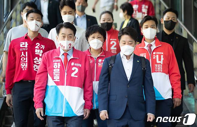 이준석 국민의힘 대표와 하은호 군포시장 후보 등 지역 출마자들이 24일 오전 경기도 군포시 산본동 수리산역에 도착한 후 1기 신도시 재정비사업 신속 추진 현장점검을 하기 위해 이동하고 있다. 2022.5.24/뉴스1 © News1 이재명 기자