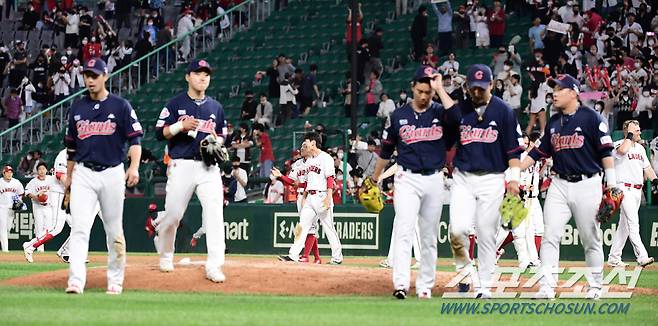 24일 인천 SSG랜더스필드에서 KBO리그 SSG와 롯데의 경기가 열렸다. 9회말 1사 만루에서 최지훈이 몸에 맞는 볼로 끝내기 승리를 거뒀다. 경기 종료 후 그라운드를 나서는 롯데 선수들. 인천=송정헌 기자songs@sportschosun.com/2022.05.24/