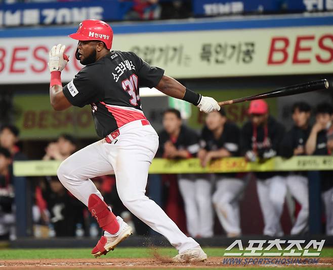 24일 대구 라이온즈파크에서 열린 KIA 타이거즈와 삼성 라이온즈 경기. 8회초 2사 3루 소크라테스가 유격수앞 땅볼을 치고 있다. 대구=정재근 기자 cjg@sportschosun.com/2022.5.24/