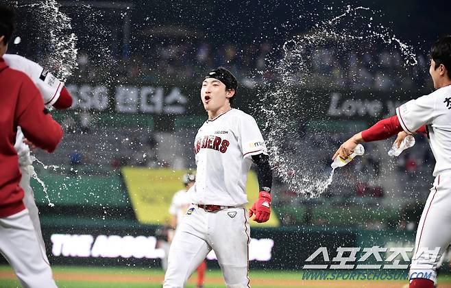 20일 인천 SSG랜더스필드에서 KBO리그 SSG와 LG의 경기가 열렸다. 9회말 무사 1, 2루에서 최지훈의 외야플라이 타구 때 LG의 송구 실책으로 2루주자 김민식이 득점에 성공했다. 환호하고 있는 최지훈. 인천=송정헌 기자songs@sportschosun.com/2022.05.20/