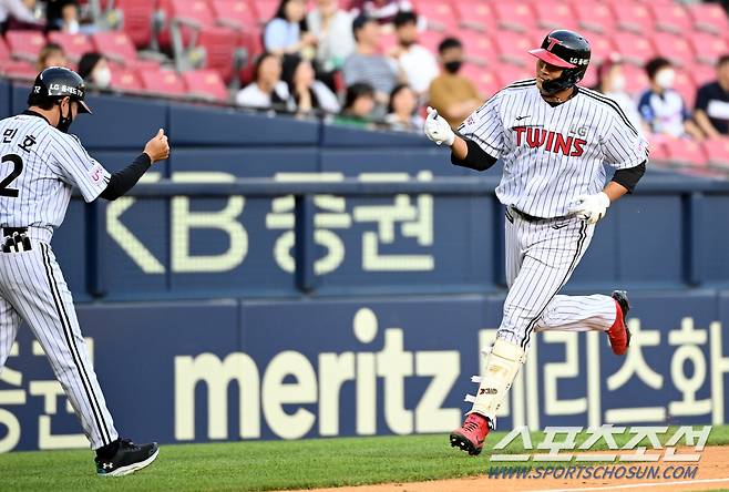 2022 KBO리그 키움 히어로즈와 LG 트윈스의 경기가 24일 잠실야구장에서 열렸다. 3회말 LG 이재원이 선제 솔로홈런을 치고 기쁨을 나누고 있다. 잠실=허상욱 기자wook@sportschosun.com/2022.05.24/