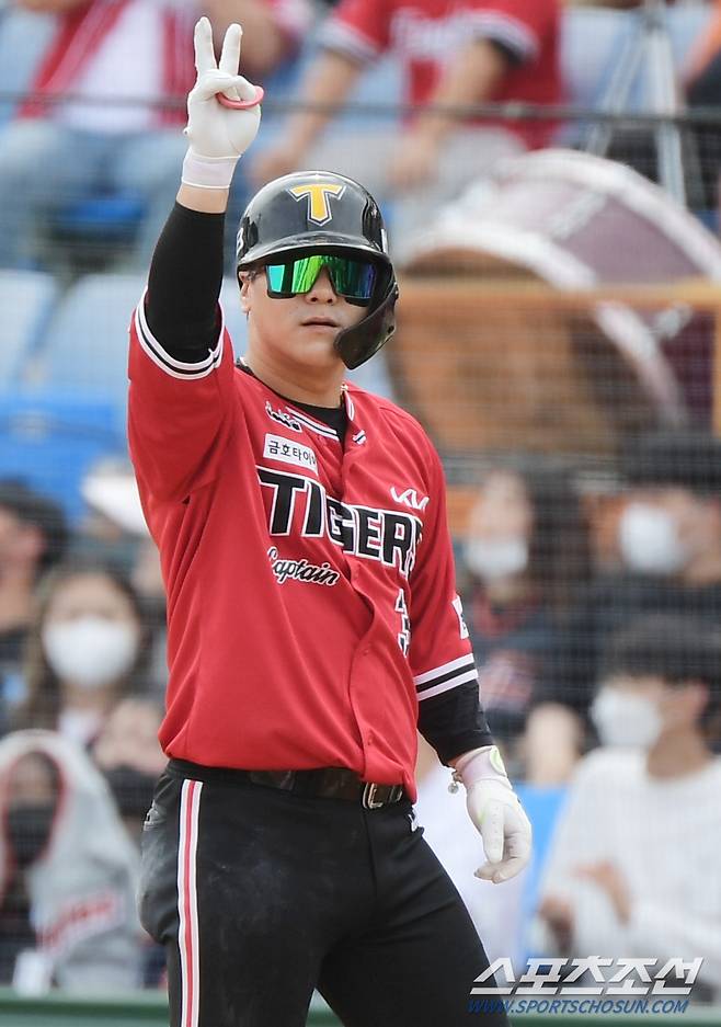 8일 대전 한화생명이글스파크. KIA 타이거즈와 한화 이글스 경기.       4회초 2사 2, 3루 김선빈이 2타점 적시타를 치고 나가 기뻐하고 있다. 대전=정재근 기자 cjg@sportschosun.com/2022.5.8/