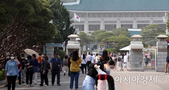 23일 서울 종로구 청와대가 관람객들로 붐비고 있다. 문화재청은 청와대 개방 2주를 맞은 이날부터 경내 시설물 중 영빈관과 춘추관 내부를 추가 공개했다./김현민 기자 kimhyun81@