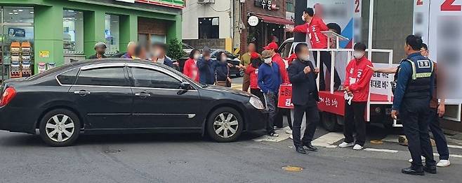 지난 19일 제주시 노형동 월랑마을에서 열린 6·1지방선거 제주도의원선거 노형동갑 국민의힘 김채규 후보의 유세현장에 한 차량이 유세차량으로 돌진하는 소동이 벌어졌다. /뉴스1