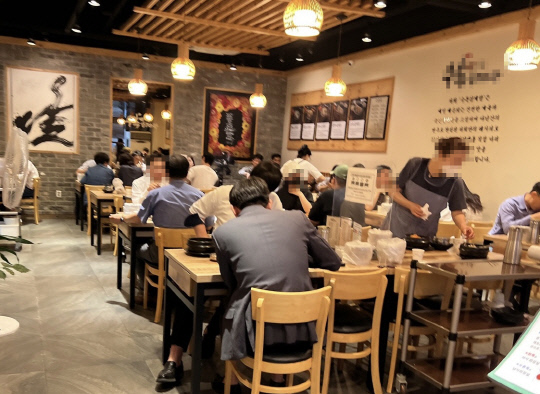 24일 대전 서구 둔산동의 한 삼계탕 가게가 점심 시간 손님들로 북적이고 있다. 사진=백유진 기자