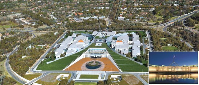 호주 수도 캔버라의 국회의사당은 건물 대부분을 ‘캐피털 힐’ 아래로 집어넣고, 언덕 위로는 2개의 부메랑이 마주하는 듯한 형태로 
설계했다. 개방성에 중점을 두고 누구나 드나들 수 있도록 의사당 입구까지 잔디밭을 조성했다. 정면에서 바라본 의사당 전경(작은 
사진). 사진 출처 위키피디아