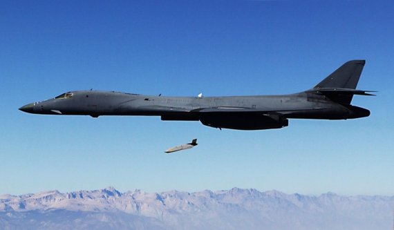 미 공군 전략폭격기 B-1B '랜서' 에서 '합동장거리공대지미사일'(JASSM)이 발사되고 있다. 1983년부터 1988년까지 100기가 생산됐다. 초음속 전략폭격기 B-1B 랜서는 1만5000미터의 고고도 상공에서 최대 마하 1.25 속도로 9400㎞ 거리를 비행할 수 있다. 괌 기지에서 한반도까지는 2시간여만에 도착할 수 있다. 최대 24발의 핵폭탄 또는 84발의 500파운드(227kg) 재래식 폭탄, 공대지 정밀유도폭탄 20~30발 등 최대 56t의 폭탄을 탑재할 수 있다. 사진=미 공군(US Air Force)·록히드마틴 제공