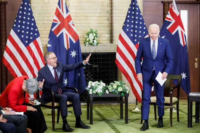 조 바이든(오른쪽) 미국 대통령이 24일 일본 도쿄 총리 관저에서 앤서니 앨버니지 호주 신임 총리와 정상회담을 갖던 중 자리에서 일어나고 있다. 도쿄=로이터 연합뉴스