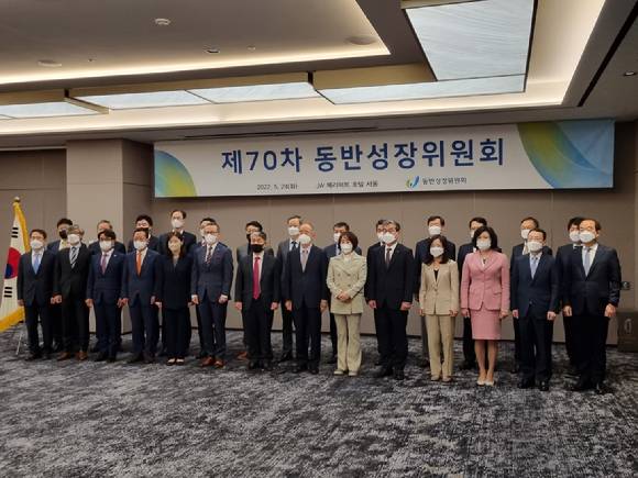 24일 JW메리어트 호텔 서울에서 열린 제70차 동반성장위원회 본회의에서 참석자들이 기념촬영을 하고 있다. [사진=윤선훈 기자]