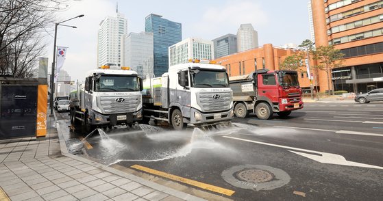 15일 오전 서울 송파구 송파보건소 인근에서 살수차가 겨우내 찌든 미세먼지 제거를 위해 새봄맞이 도로 물청소를 하고 있다. 2022.3.15/뉴스1