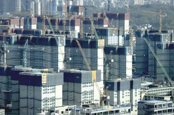 공사가 중단된 서울 강동구 둔촌주공 아파트 재건축 현장. 뉴스1