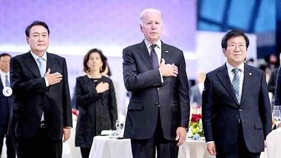 지난 21일 한미정상회담 환영만찬에서 미국 국가가 연주될 당시 윤석열 대통령과 조 바이든 미국 대통령. 양 정상은 가슴에 손을 얹고 있고, 박병석 국회의장(오른쪽)은 차렷 자세다. 바이든 대통령 인스타그램 캡처.