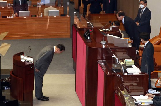 윤석열 대통령 16일 오전 국회 본회의장에서 취임 후 첫 국회 시정 연설을 하기에 앞서 박병석 국회의장이 "의장께도 인사하라"고 청하자 뒤돌아서 인사하고 있다. [대통령실사진기자단]