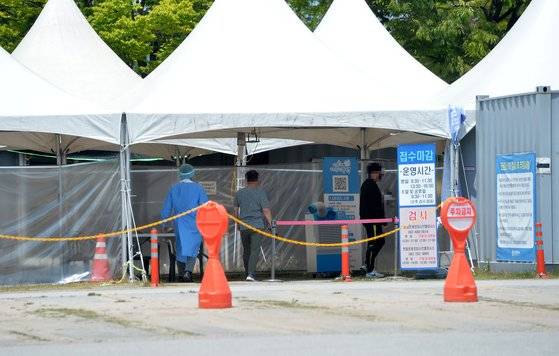 24일 오후 신종 코로나바이러스 감염증(코로나19) 선별진료소가 마련된 대전 월드컵경기장 앞 선별진료소를 찾은 시민들이 검사받기위해 이동하고 있다. 김성태 기자