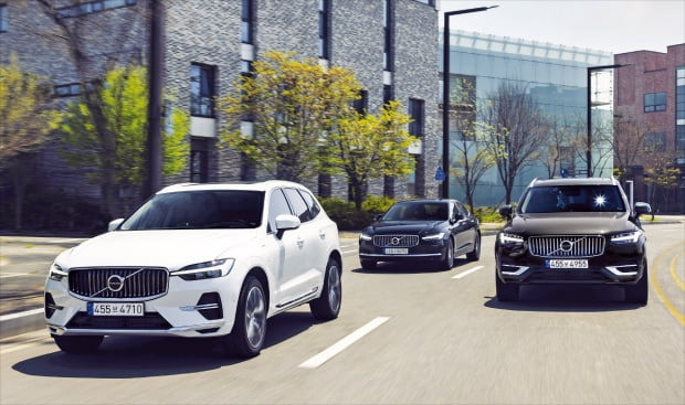 볼보는 최근 XC60(왼쪽부터), XC90, S90 등 리차지 플러그인하이브리드(PHEV) 모델 3종을 국내에 출시했다.