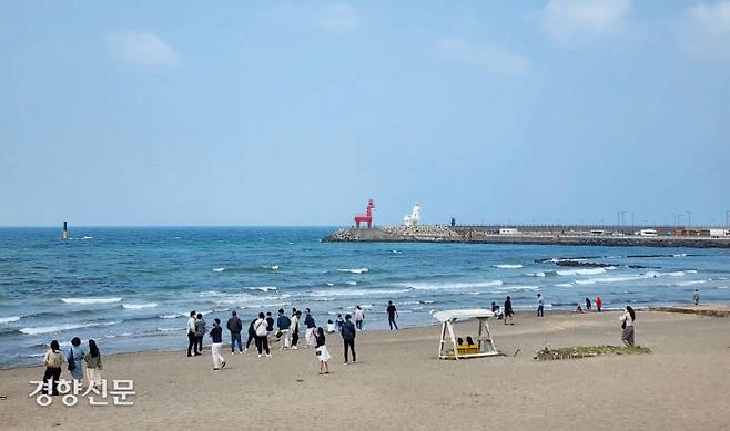 지난 2일 월요일임에도 불구하고 이호해수욕장에 관광객들이 찾아 제주 바다를 즐기고 있다. 박미라 기자